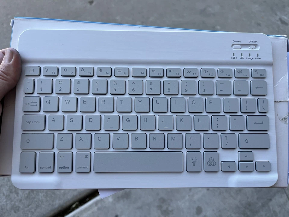 Ultra-Slim Bluetooth Keyboard Compatible with iPad 10.2(9th/ 8th/ 7th#2/290 - Image 4 of 4