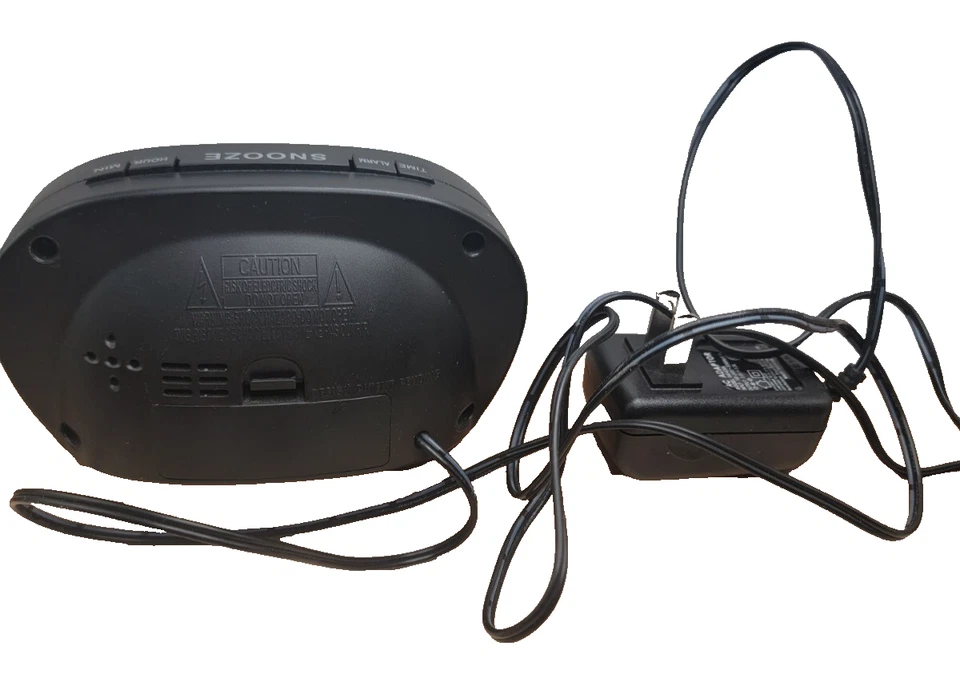 Equity Reloj Despertador Digital Rojo Pantalla LED Adaptador CA Intertek Puerto USB 30024 Foto 4 de 4