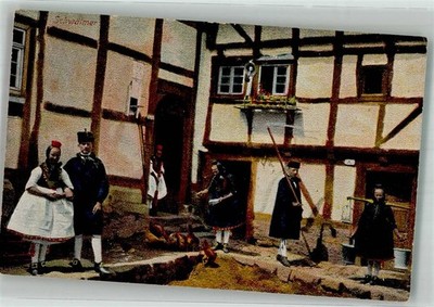 38132784 - Paare in Tracht vor einem Bauernhaus Wassertraeger Verlag Bruno