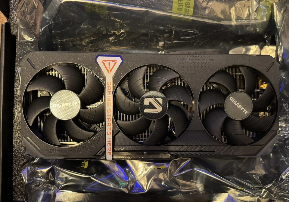 GIGABYTE AMD Radeon RX 9070 XT 16GB GPU Graphics Card - Image 2 of 4