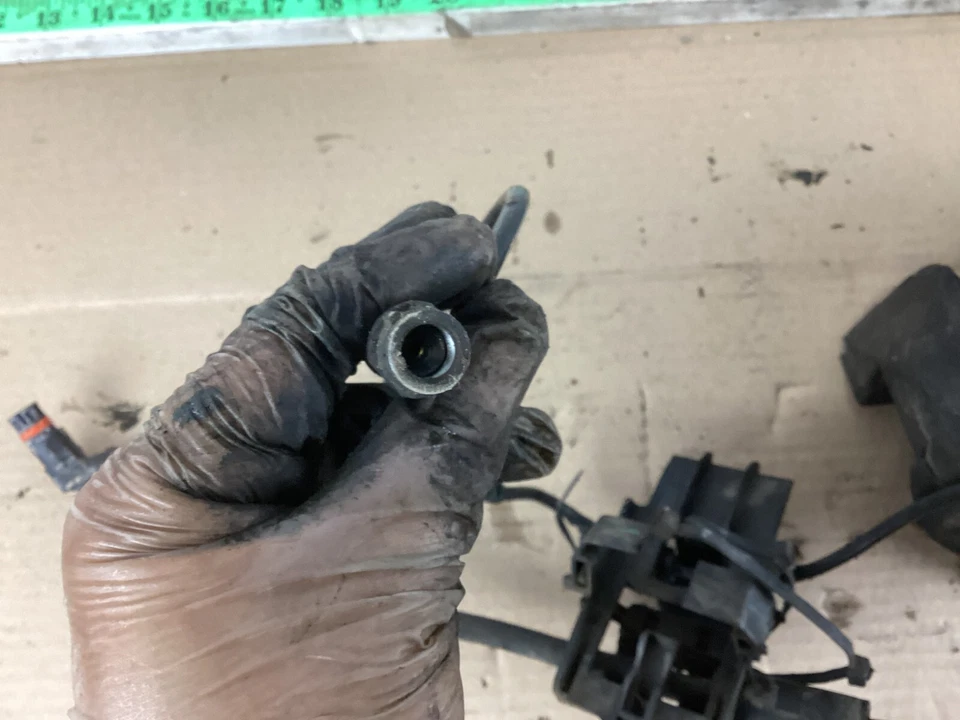 Pinça de freio dianteira direita Mercedes-Benz GL450 2007-2012 com linha de tubulação de mangueira fabricante de equipamento original - Imagem 3 de 4