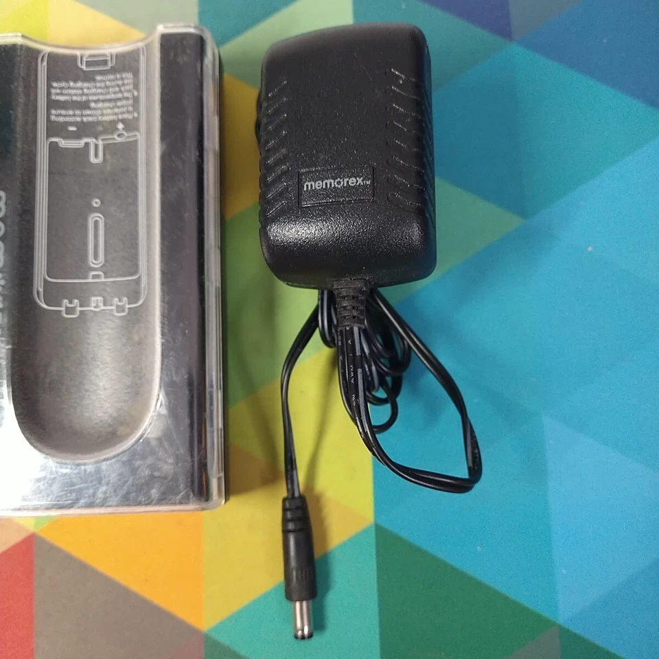 Memorex Dual Controller Charging Kit Made For Wii With 1 Battery & Plug - BLACK! - Image 2 of 4