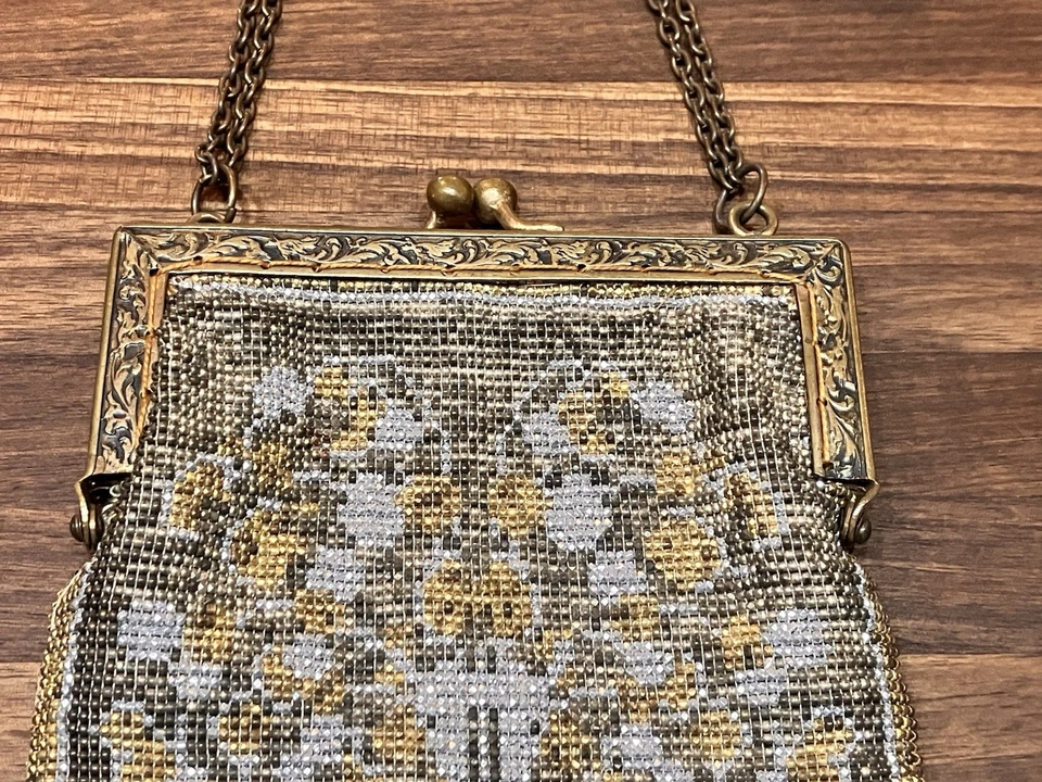 Cartera eduardiana vintage francesa con cuentas a mano tallada en acero en plata y oro Foto 4 de 4