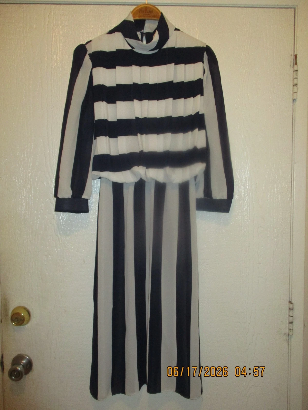 1980's Vintage Women Polyester Striped Size 9/10 Dress (made in USA)