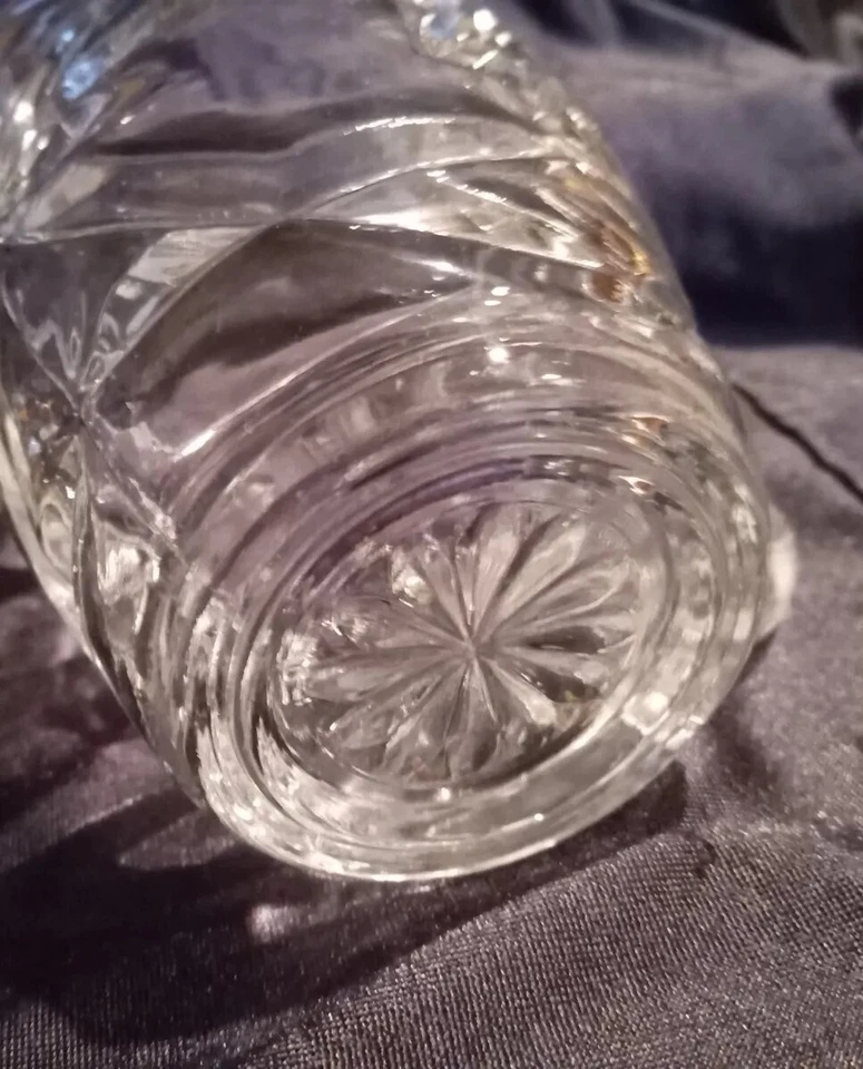 Специальный винтажный стеклянный сливочник с 8-конечными гравюрами со вспышками звездообразования - Изображение 3 из 4