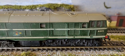 Triang/Hornby 00 Gauge BR Class 31 Diesel Locomotive D5572 in BR Green - Picture 2 of 12