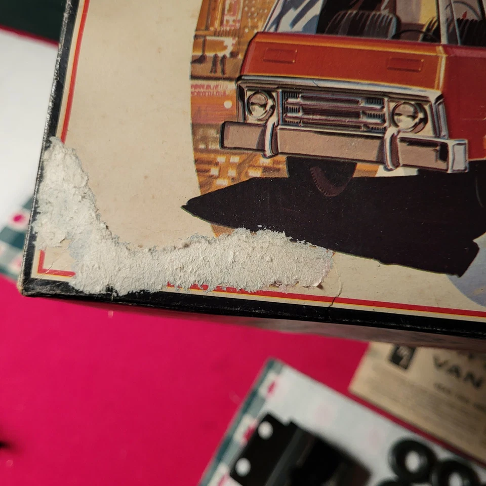 AMT 1967 North American Van Lines Tractor Trailer Model Kit Unbuilt Open Box - Image 3 of 4