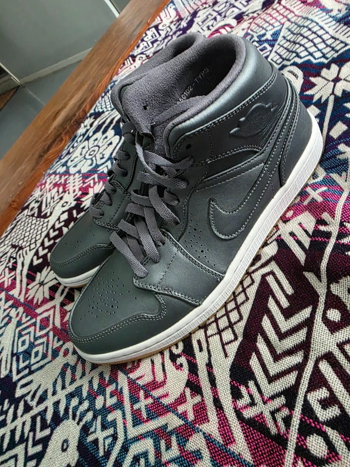 (NEW) Nike Air Jordan 1 Mid Nouveau Cool Grey White Gum 629151-007 Men's 11 - Image 3 of 4