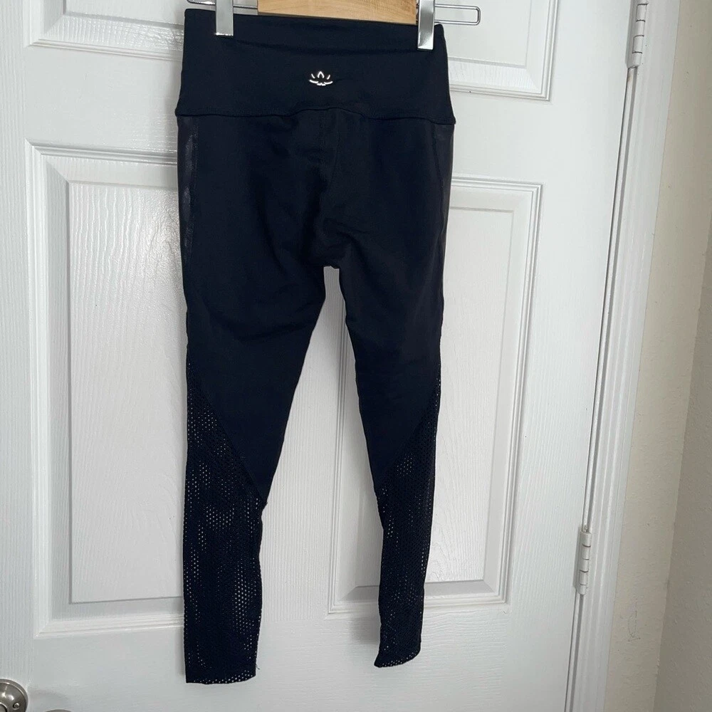beyond-yoga umělá kůže detaily síťoviny leggings