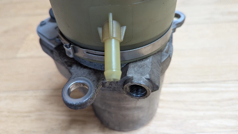 Bomba de dirección asistida eléctrica Volvo OEM C30, C70, S40, V50 OEM 5N513K514 con cables Foto 4 de 4