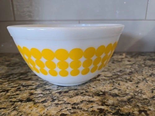 Pyrex 402 Vintage Yellow Polka Dot Nesting Milk Glass Mixing Bowl 1.5 Qt Quart