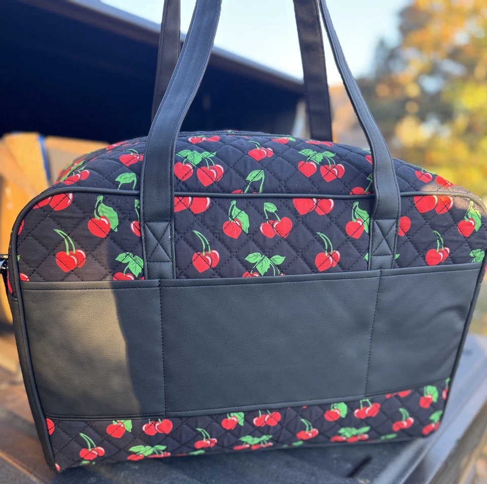 Стеганая спортивная сумка BETSEY JOHNSON Weekender вишня + брелок с помпонами LBKRUSH - Изображение 2 из 4