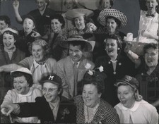 1954 Press Photo Andy Pafko, Braves' right fielder, joined cheering section