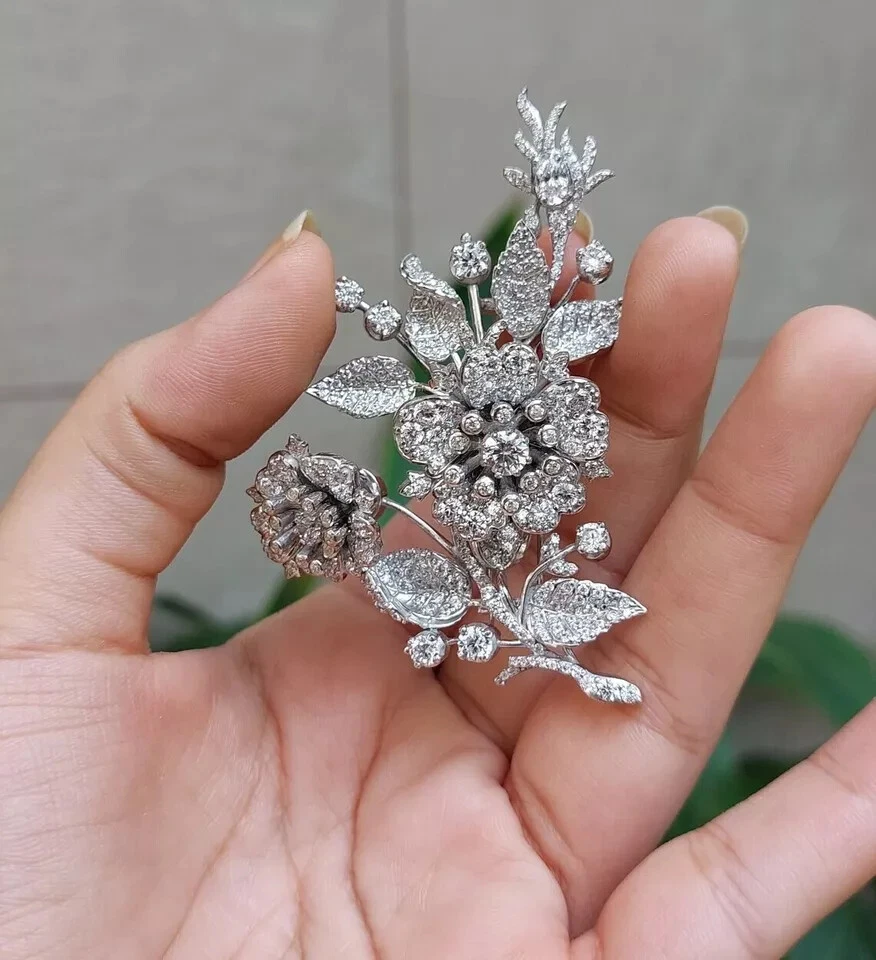 Broche de flores de lujo 3 quilates corte redondo diamante simulado chapado en oro blanco de 14 k Foto 4 de 4