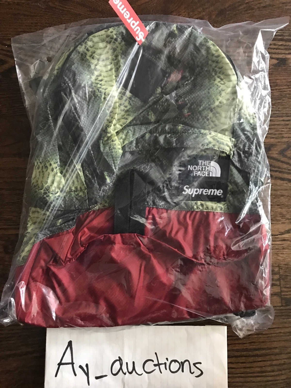 Pack de jour léger peau de serpent Supreme The North Face vert rouge authentique Ss18
