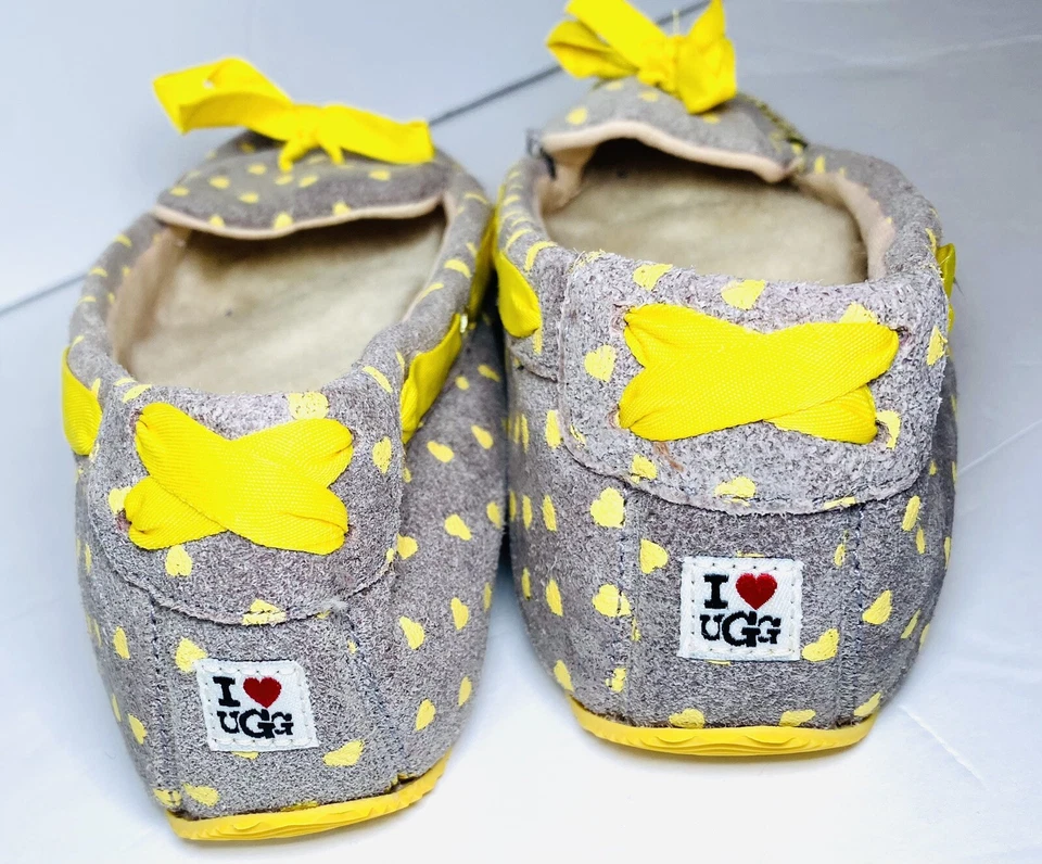 Zapatillas mocasín UGG Belle gris gamuza corazones amarillos forro de piel sintética cálidas, 9 Foto 2 de 4