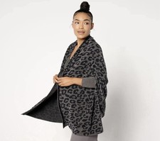 NWT Barefoot Dreams 1X CozyChic Ultra Lite Blanket Wrap with Pockets Leopard