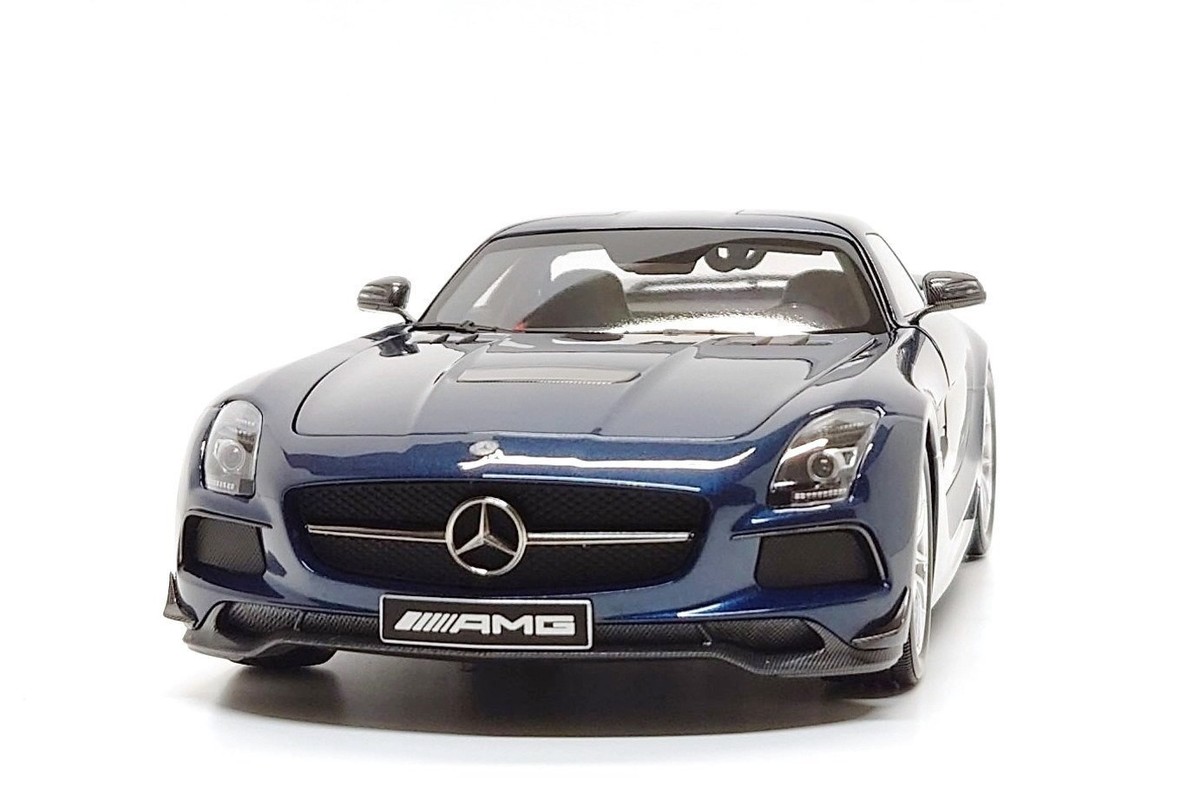 Minichamps 1:18 Mercedes-Benz SLS AMG Black Series in Daytona Blue