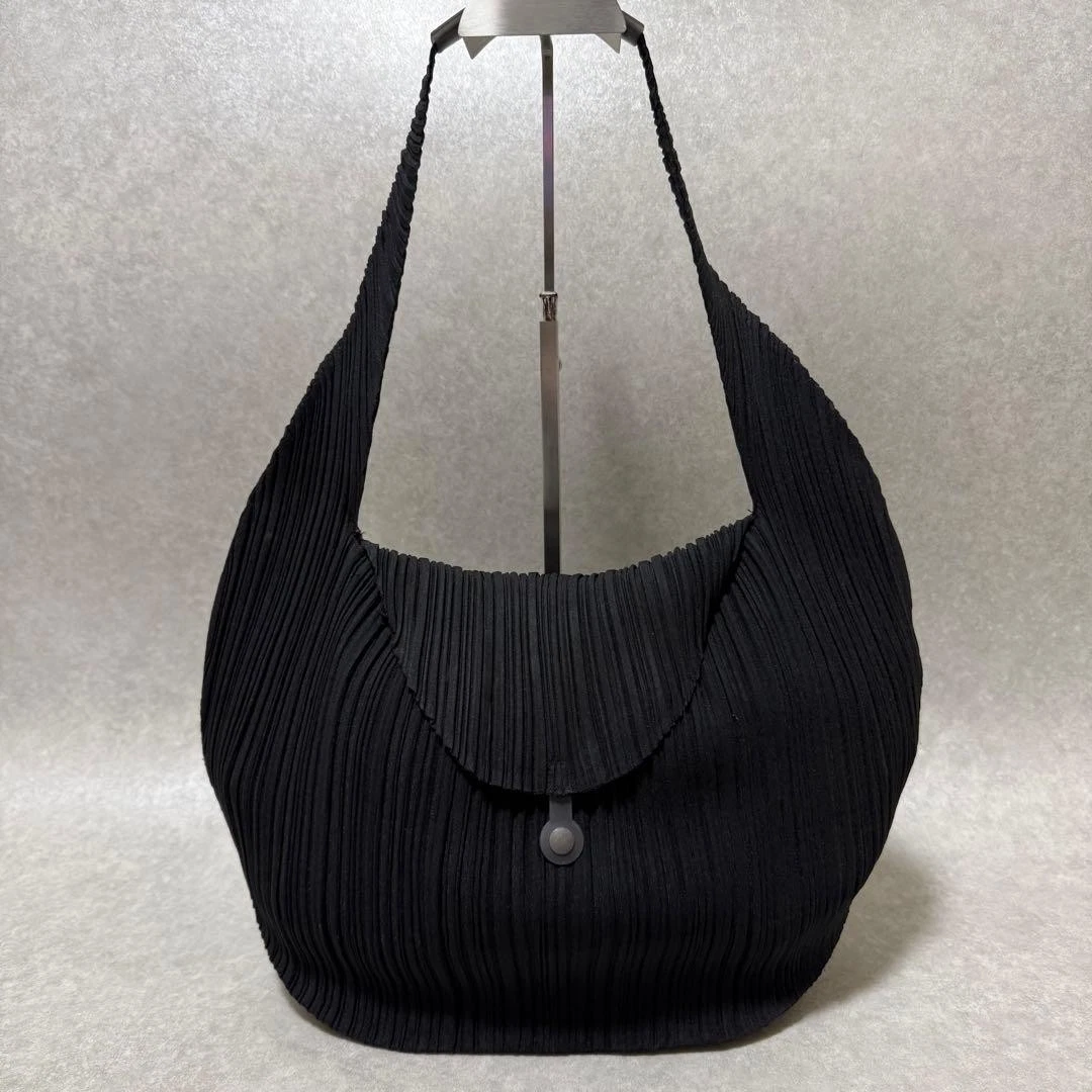 バッグ 00s issey miyake leather shoulder bag FOSSETTE Shoulder Bag Matte Black – The official ISSEY MIYAKE