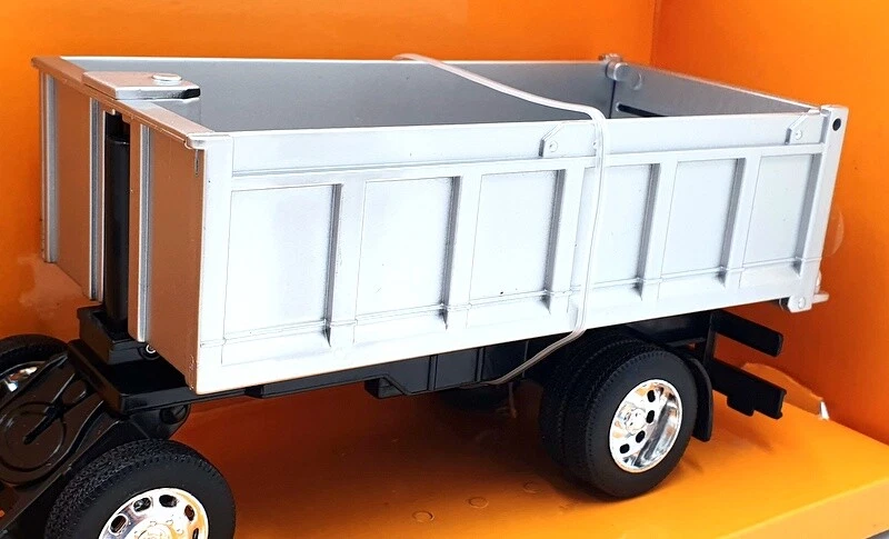 Welly 1/32 Scale Diecast 39944-2G - Peterbilt 379 TIpper And Trailer  - Image 3 of 4