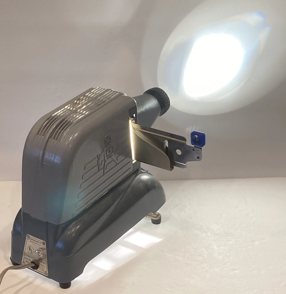 Slide Projector Brumberger Model 1422 Adjustable for Screen Viewing 14” Vintage - Image 2 of 4