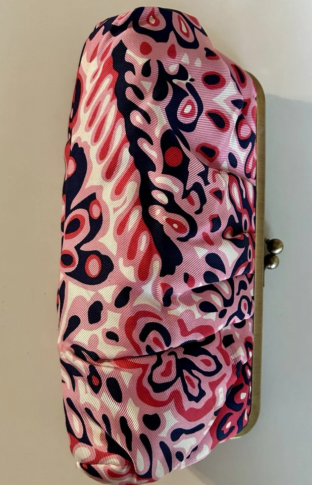 Bolsa clutch com estampa rosa e azul da CK Bradley, Nova York. - Imagem 3 de 4