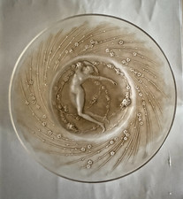 R. LALIQUE FIGURINE AND GUIRLAND PLATE .SIGN.17 CM DIAM.1921.LOVELY CONDITION .