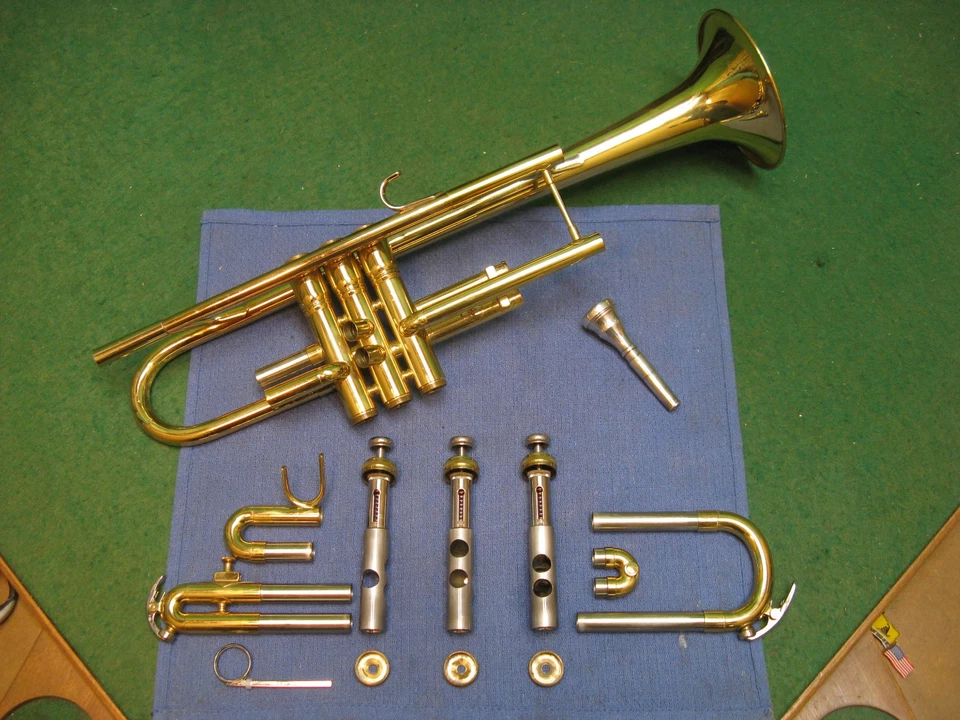 Trompeta King 601 con montura para pulgar - Reacondicionada - Estuche y boquilla UMI 7C Foto 2 de 4
