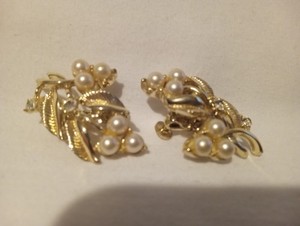 Beautiful Vintage Gold Tone Faux Pearl Clip On Earrings 1 1/4 Inches