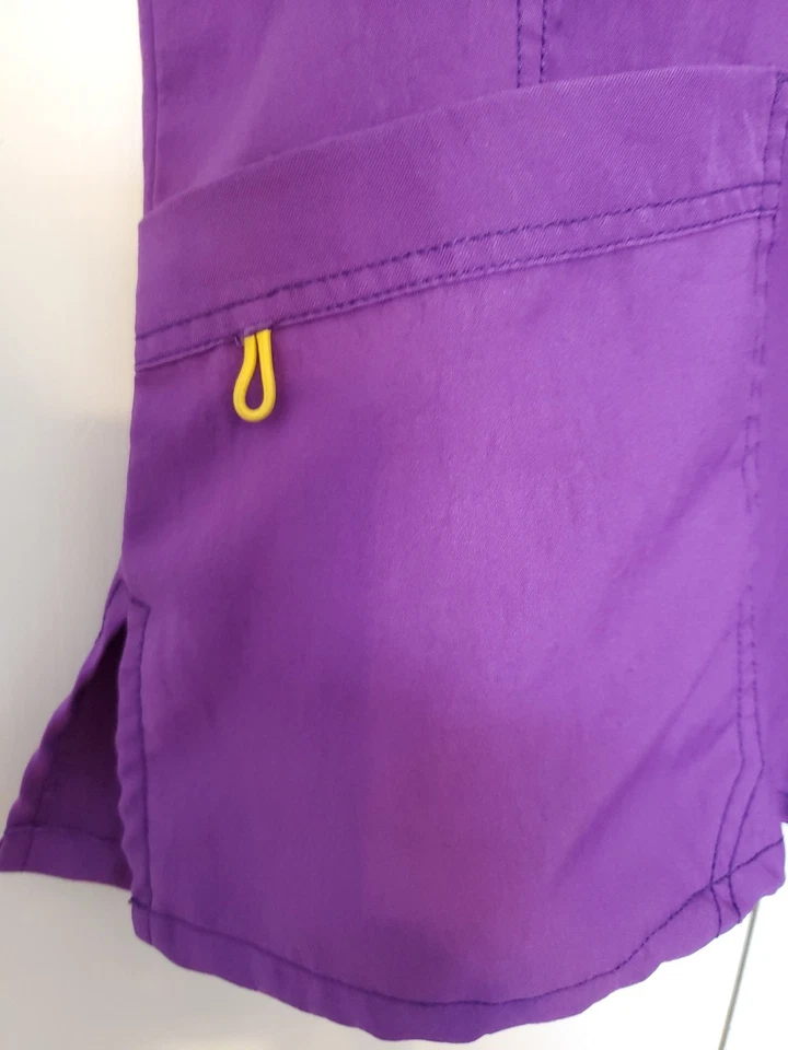 Blusa Médica Wonder Wink Púrpura para Mujer Cuello en V Bolsillos Mangas Cortas Talla L Foto 3 de 4