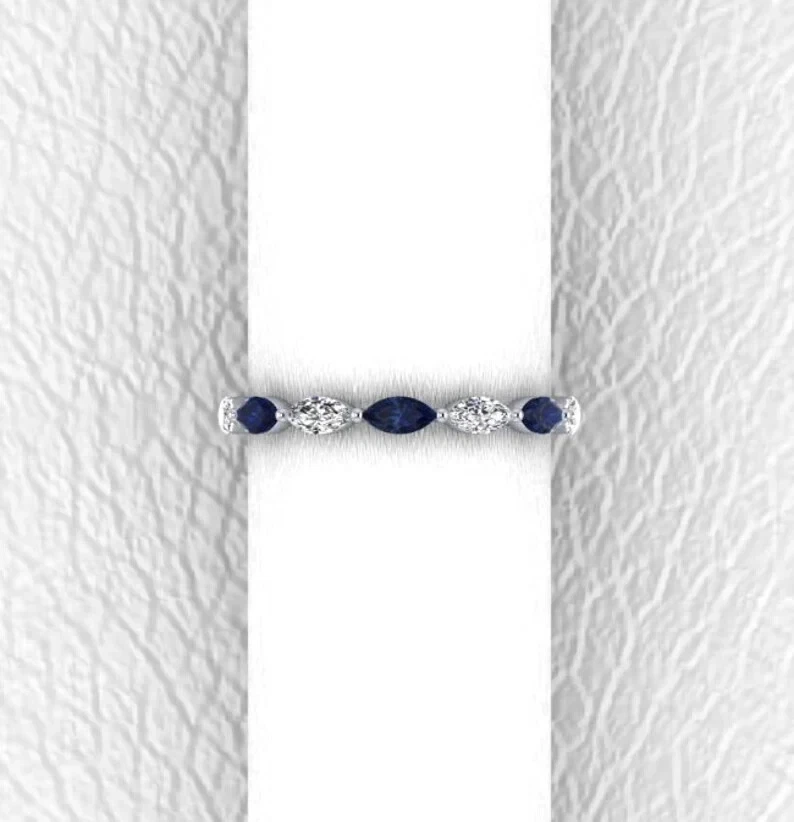 Anillo de eternidad de boda de zafiro simulado marquesa de 2 quilates enchapado en oro blanco de 14 quilates Foto 2 de 4