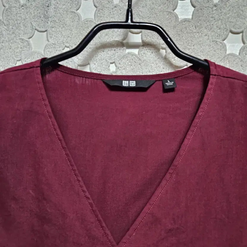 Uniqlo Women's Shirring T-Shirt, Size 100 thumbnail 2