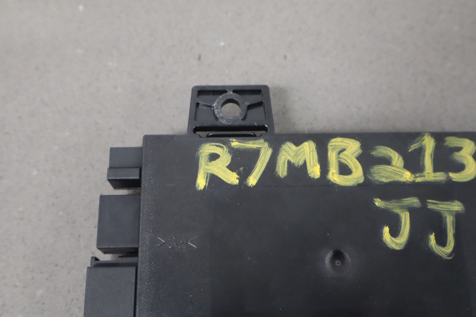 2007 Maybach 57 W240 Bus Node Roof Control Module A2408201885