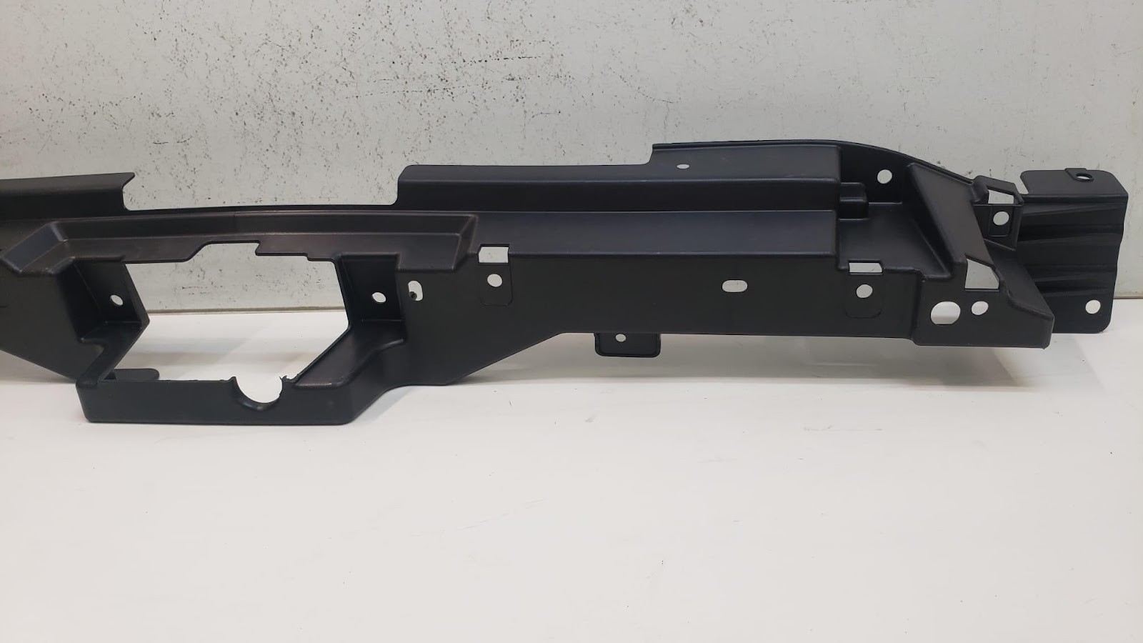 2007 2008 2009 2010 2011 2012 GMC YUKON XL 2500 FRONT UPPER GRILLE BRACKET USED