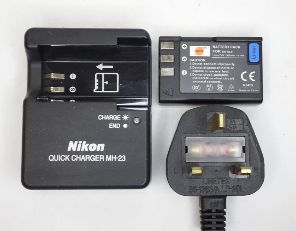 *NIKON D40 & 18-55mm MKII Lens & Accessories* 10.2MP Digital DSLR Camera Kit - Image 3 of 4