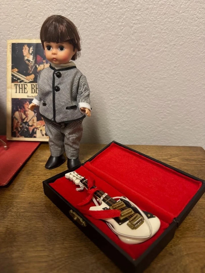 1997 Madame Alexander "Rock Band" muñecas, instrumentos, etiquetas originales, caja + libro Foto 4 de 4