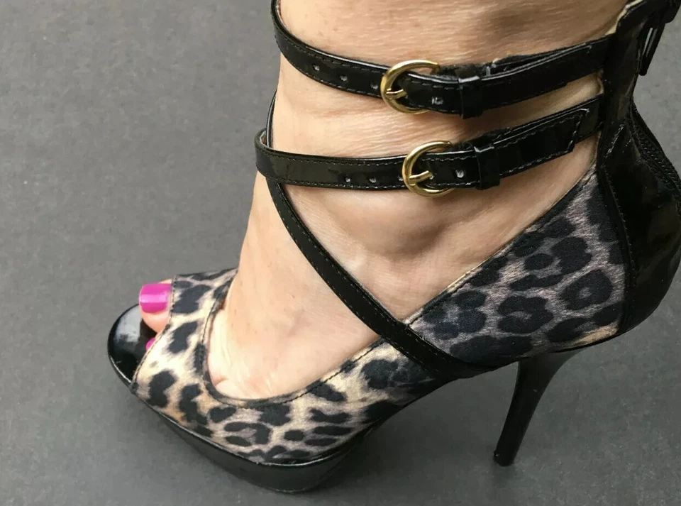 Tacones de aguja BAMBOO de leopardo con tiras y cremallera trasera charol negro punta abierta Foto 2 de 4
