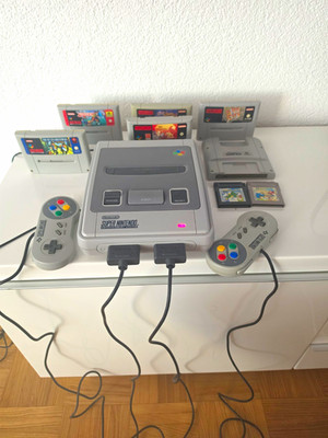 Nintendo Super Nintendo Entertainment System SNES mit 2 Controllern + Super Gam 