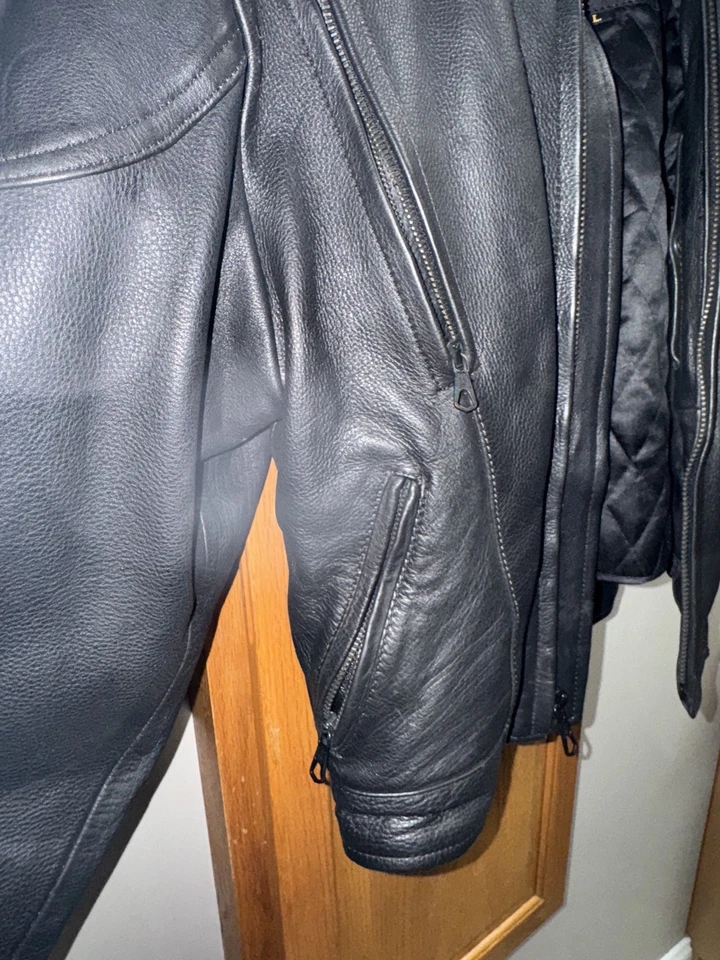 Chaqueta de cuero con forro acolchado extraíble. Cordones de cuero para ajustar la talla de cintura Foto 4 de 4