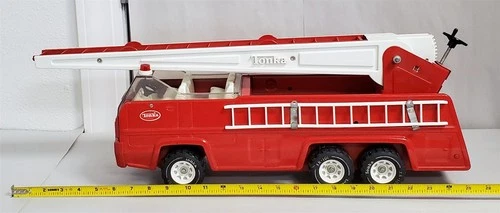 R-995 VINTAGE 1970'S TONKA PRESSED STEEL FIRE TRUCK WITH AERIAL LADDER-WORKS!