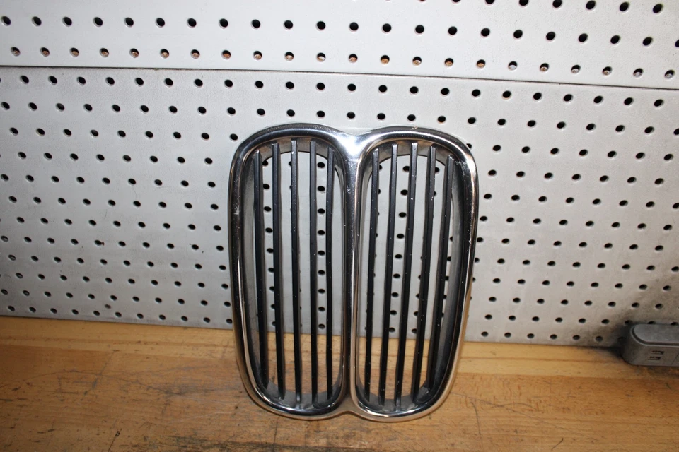Parrilla central delantera acanalada 10 listones BMW E3 E9 2800 3.0CS 3.0CSi Bavaria Foto 4 de 4