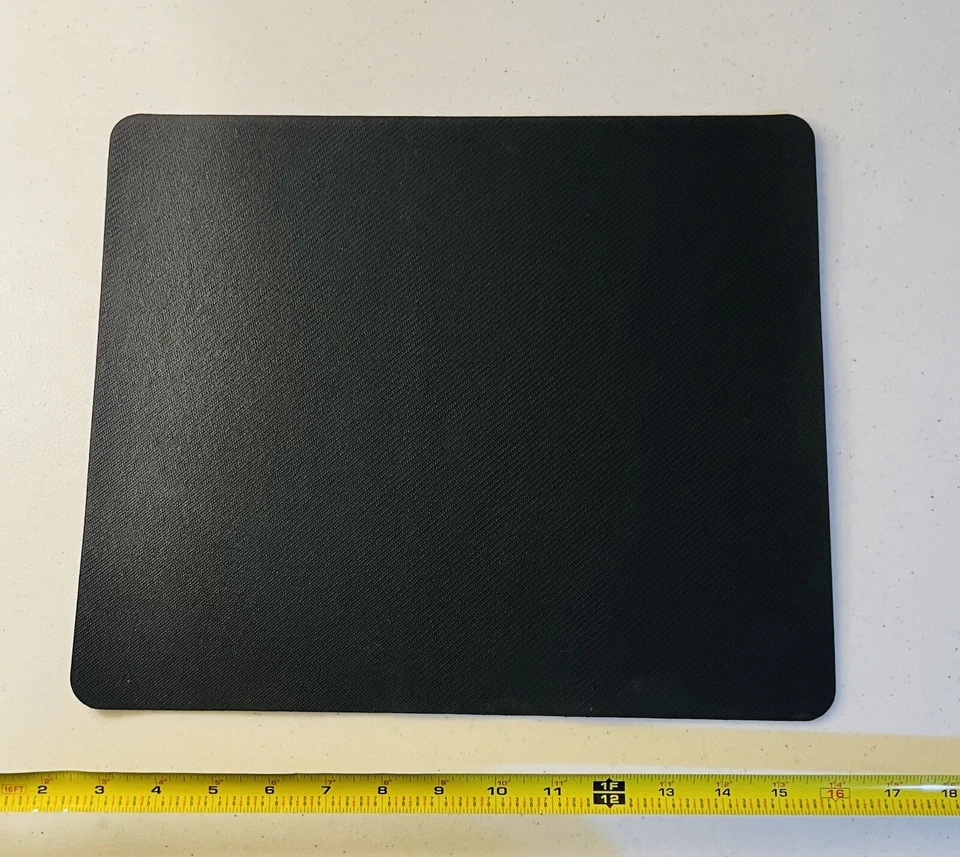 Alfombrilla de ratón para juegos Corsair MM200 de tela mediana - negra con borde amarillo ligeramente usada Foto 2 de 2