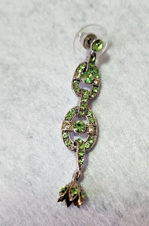 Impresionantes pendientes colgantes de diamantes de imitación verdes - Elegante diseño de gota en tono plateado Foto 4 de 4