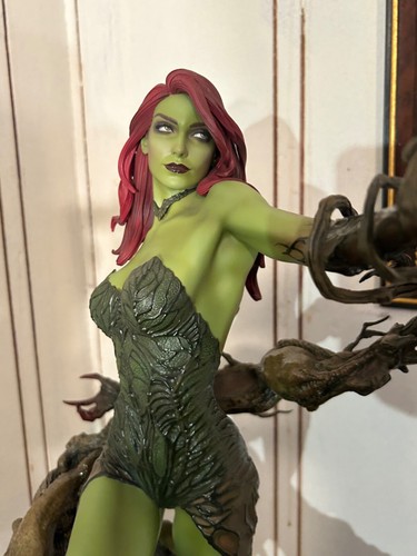sideshow collectibles Poison Ivy premium format (green variant) - Picture 2 of 2