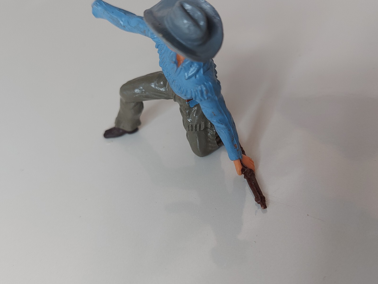 Figurine Elastolin Cowboy Allemand, Attaché Sur Poteau De Tortures, 1/32 (60mm), Très Bel état