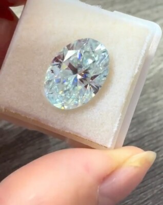 2 Ct  Shape Oval Cut White Colour D Grade VVS1 + 1 Free Gift