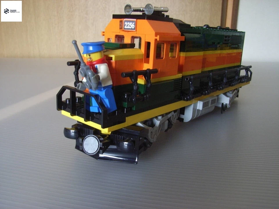 LEGO Burlington Northern Santa Fe (BNSF) GP-38 Locomotive 10133 Used W/Manual - Image 2 of 4