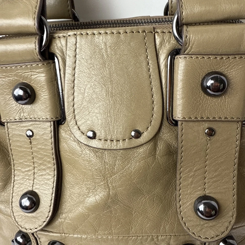 HYPE Bolso Boho de Hombro de Cuero Taupe Bolso de Mano Acentos con Tachuelas 13 x 11" Foto 3 de 4