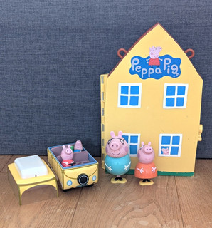 Peppa Pig Playhouse Playset with Family Figures Furniture & Toy Car Yellow