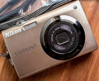 N MINT Nikon Coolpix S4000 Digital Camera 12.0MP 4x English ok
